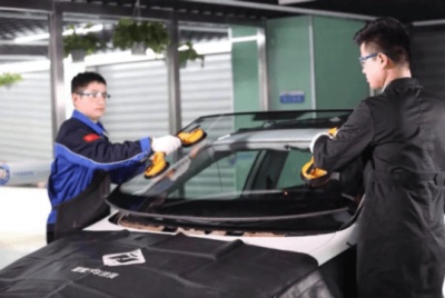 1773627495609348.jpg 襄陽汽車玻璃更換:自己買汽車玻璃找?guī)煾蛋惭b,這些細節(jié)得盯緊